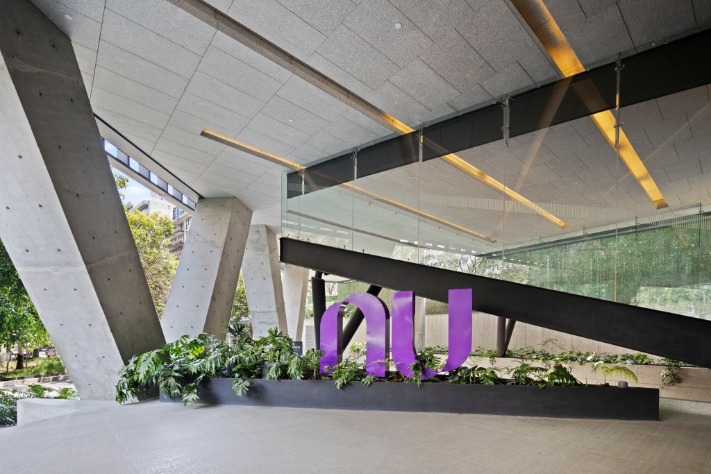 Fachada do escritório do Nu na Cidade do México tem a logo da empresa